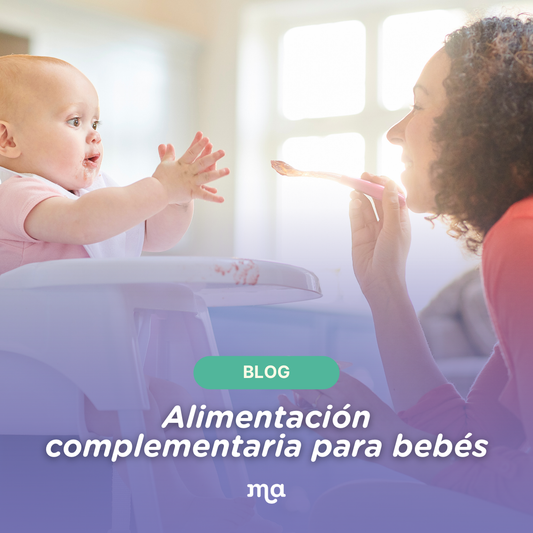 Alimentación complementaria para bebés, mamá dando de comer a su hijo feliz