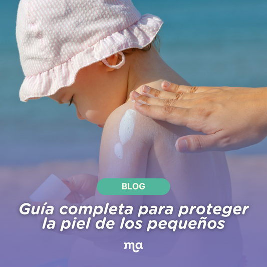 Mamá aplicando protector solar a su bebé en la playa para proteger la piel