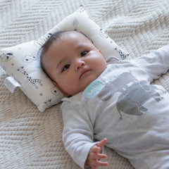 Almohadita Anticabeza Plana Hipoalergénica Maternelle - Modelo Azul Nubes - Seguridad y Confort