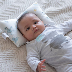 Almohadita Anticabeza Plana Hipoalergénica Maternelle - Modelo Celeste espacial - Seguridad y Confort