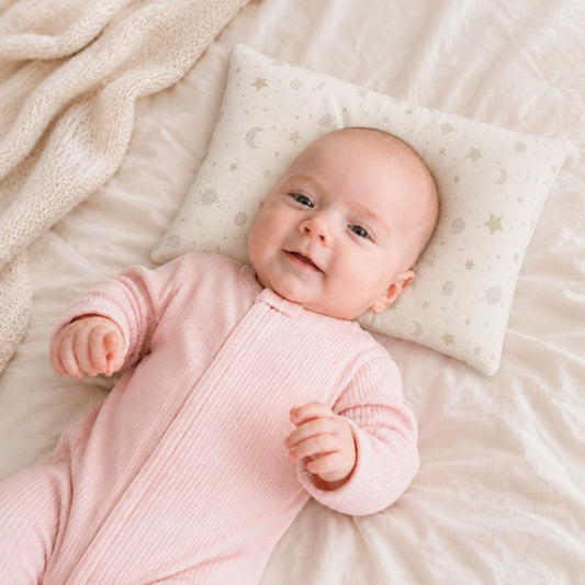 Almohadita Anticabeza Plana Hipoalergénica Maternelle - Modelo Luna Estrellas Beige - Seguridad y Confort
